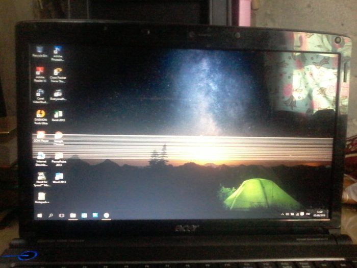 Titik putih di layar laptop